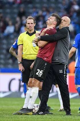 Sport Themen der Woche KW16 Sport Bilder des Tages 21.04.2019, xkvx, Fussball 1.Bundesliga, Hertha BSC Berlin - Hannover 96 emspor, v.l. Hendrik Weydandt (Hannover 96) muss behandelt werden (DFL DFB REGULATIONS PROHIBIT ANY USE OF PHOTOGRAPHS as IMAGE SEQUENCES and or QUASI-VIDEO) Berlin