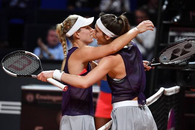 Sport Themen der Woche KW17 Sport Bilder des Tages v.li:Angelique KERBER (GER) umarmt nach ihrem Matchball die unterlegene Andrea PETKOVIC (GER), Umarmung,Trost. Aktion, Tennis Porsche Tennis Grand Prix 2019,am 25.04.2019. Porsche Arena in Stuttgart.