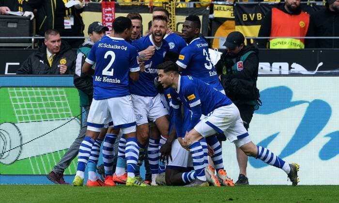 Sport Themen der Woche KW17 Sport Bilder des Tages Fussball, Bundesliga, Deutschland, Herren, Saison 2018 2019, 31. Spieltag, Signal Iduna Park Dortmund: Bor. Dortmund, BVB (gelb) - FC Schalke 04, S04 (blau); Jubel Schalke nach dem Tor zum 1:2 durch Salif Sane (S04). Jubel, Freude, Aktion. DFL REGULATIONS PROHIBIT ANY USE OF PHOTOGRAPHS AS IMAGE SEQUENCES AND OR QUASI-VIDEO.