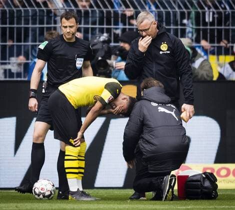 Sport Themen der Woche KW17 Sport Bilder des Tages Dortmund, 27.04.2019 Jadon Malik Sancho (BvB) wird beim Torjubel von einem Gegenstand getroffen und im Gesicht verletzt Borussia Dortmund - FC Schalke 04
