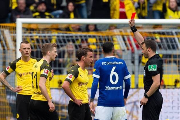 Sport Themen der Woche KW17 Sport Bilder des Tages Dortmund, Germany 27.04.2018, 1. Bundesiga, 31. Spieltag, BV Borussia Dortmund - FC Schalke 04, Marco Reus (BVB) bekomt von schiedsrichter Felix Zwayer die rote karte , ( DeFodi001
