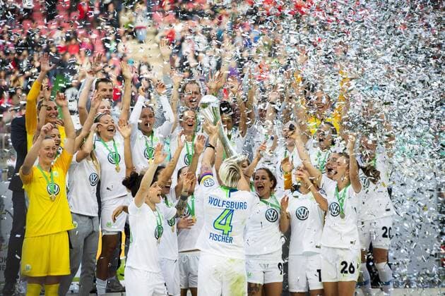 Sport Themen der Woche KW18 Sport Bilder des Tages GER, DFB Pokalfinale der Frauen, VfL Wolfsburg vs SC Freiburg 01.05.2019, RheinEnergie Stadion , Köln, GER, DFB Pokalfinale der Frauen, VfL Wolfsburg vs SC Freiburg, DFB REGULATIONS PROHIBIT ANY USE OF PHOTOGRAPHS AS IMAGE SEQUENCES AND OR QUASI-VIDEO im Bild picture shows: die VfL Ladies gewinnen zum sechsten Mal in Folge den DFB Pokal und jubeln auf der Bühne, Nilla Fischer (VfL Wolfsburg 4) hebt den Pokal in die Hoehe,
