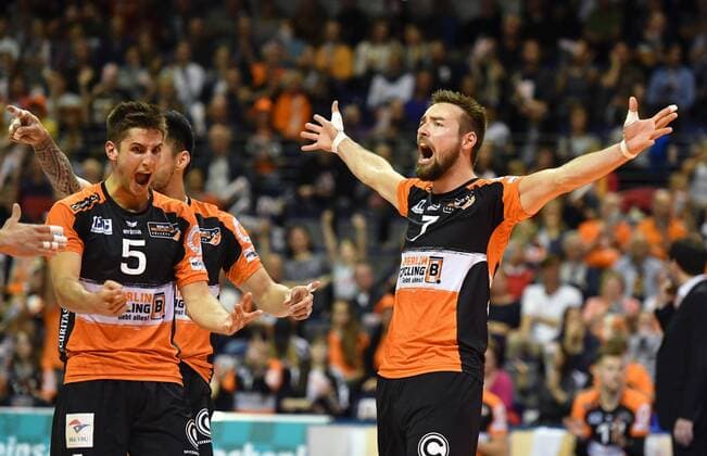 Sport Themen der Woche KW18 Sport Bilder des Tages Georg Klein (BR Volleys), Moritz Reichert (BR Volleys), Samuel Tuia (BR Volleys), jubeln BR Volleys Berlin - VfB Friedrichshafen Deutsche Volleyball Liga, Saison 2018 2019, playoffs, playoff, Finale, 2. Spiel, Spiel zwei, DM, Deutsche Meisterschaft, Herren, Männer, Männer, men, Volleyball, Germany, Max-Schmeling-Halle Berlin, 2.5.2019