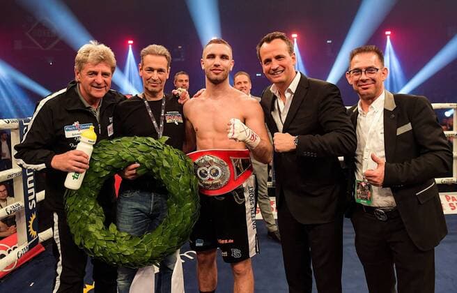 Sport Themen der Woche KW18 Sport Bilder des Tages 04.05.2019, xmkx, Boxen IBF Boxgala, Frankfurt am Main - Boxabend emspor, v.l. Siegerehrung Leon Bunn, Gewinner (DFL DFB REGULATIONS PROHIBIT ANY USE OF PHOTOGRAPHS as IMAGE SEQUENCES and or QUASI-VIDEO) Frankfurt am Main
