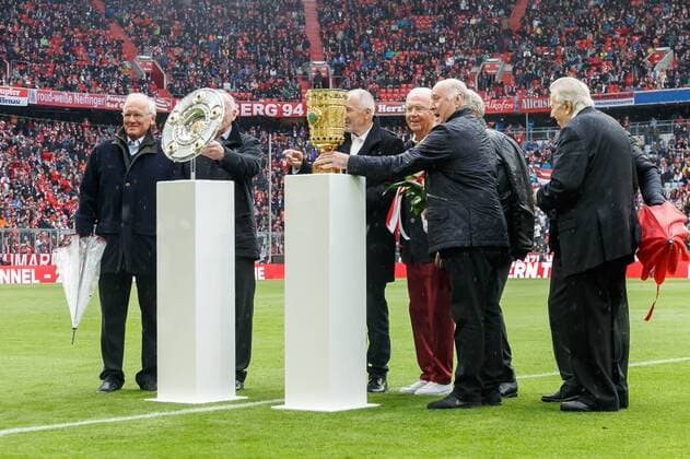 Fußball, FC Bayern München, Deutscher Meister 1969 Muenchen, Deutschland, 04.05.2019, 1. Bundesliga 32. Spieltag, FC Bayern Muenchen - Hannover 96, Ehemalige Spieler des FC Bayern Muenchen werden für das erste Doppel des FC Bayern Muenchen geehrt, nachdem sie in der Saison 1968-1969 die deutsche Meisterschaft und den deutschen DFB-Pokal gewonnen hatten. ( DeFodi048