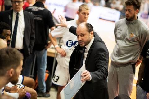 easycredit Basketball Bundesliga 33. Spieltag am 10.5.2019 zwischen Science City Jena und den HAKRO Merlins Crailsheim Mitte: Trainer Marius Linartas (Jena) bei der Auszeit Sparkassen Arena Jena