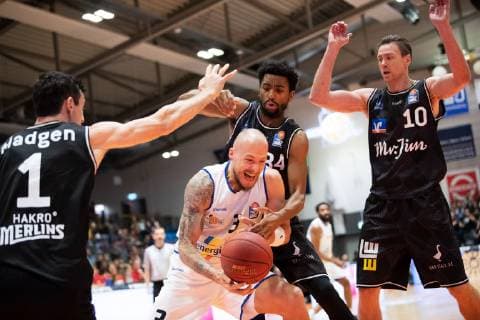easycredit Basketball Bundesliga 33. Spieltag am 10.5.2019 zwischen Science City Jena und den HAKRO Merlins Crailsheim Mitte: Martynas Mazeika (Jena) am Ball gegen drei Gegenspieler aus Crailsheim v.li. Ben Madgen, Hollis Thompson und Konrad Wysocki Sparkassen Arena Jena