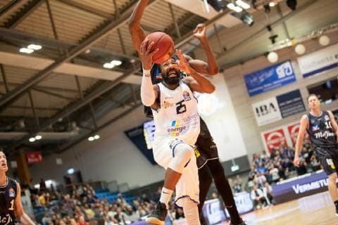 easycredit Basketball Bundesliga 33. Spieltag am 10.5.2019 zwischen Science City Jena und den HAKRO Merlins Crailsheim Mitte: Dru Joyce (Jena) beim Korbleger Sparkassen Arena Jena