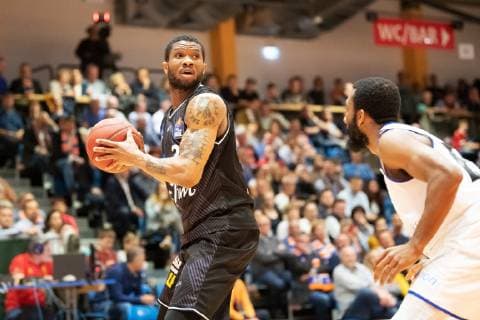 easycredit Basketball Bundesliga 33. Spieltag am 10.5.2019 zwischen Science City Jena und den HAKRO Merlins Crailsheim v.li. Michael Cuffee (Crailsheim) am Ball gegen Dru Joyce (Jena) Sparkassen Arena Jena
