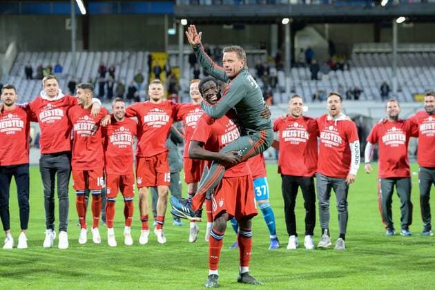 Sport Themen der Woche KW19 Sport Bilder des Tages Spieler des FC Bayern München II feiern die Meisterschaft der Regionalliga Bayern, vorn hat Kwasi Okyere Wriedt (Bayern München, FCB, 10) Trainer Holger Seitz auf dem Arm, Freude, freundlich, fröhlich, strahlend, optimistisch, 10.05.2019, München, Fussball, Regionalliga Bayern, FC Bayern München II - SpVgg Greuther Fürth II