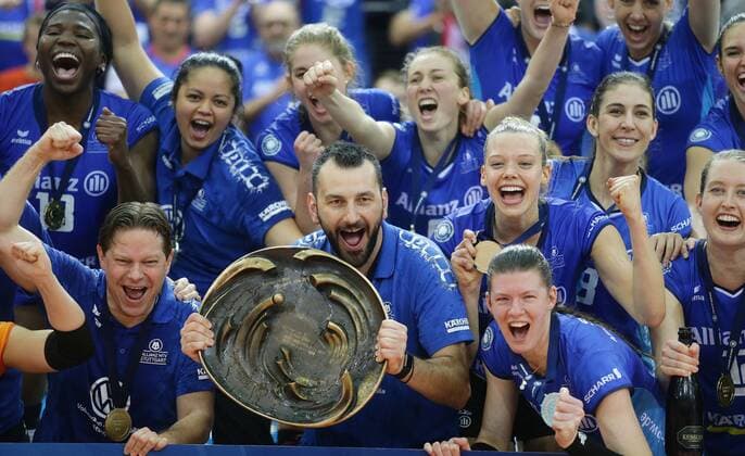 Sport Themen der Woche KW19 Sport Bilder des Tages Volleyball, 1. BL Damen, Allianz MTV Stuttgart gewinnt die Deutsche Meisterschaft Stuttgart , Volleyball Bundesliga Finale Spiel 5 , Allianz MTV Stuttgart vs. SSC Palmberg Schwerin , Deutscher Meister Stuttgart , mit Schale: Trainer Giannis Athanasopoulos