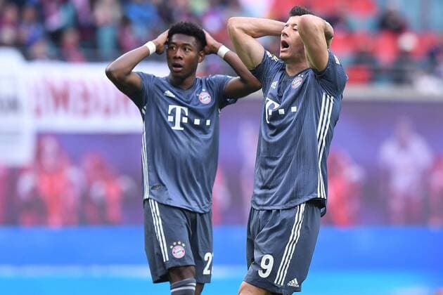 Sport Themen der Woche KW19 Sport Bilder des Tages Fußball 1. Bundesliga 33. Spieltag RB Leipzig - FC Bayern München am 11.05.2019 in der Red Bull Arena in Leipzig David Alaba ( München ), links - Robert Lewandowski ( München ), rechts DFL regulations prohibit any use of photographs as image sequences and or quasi-video.