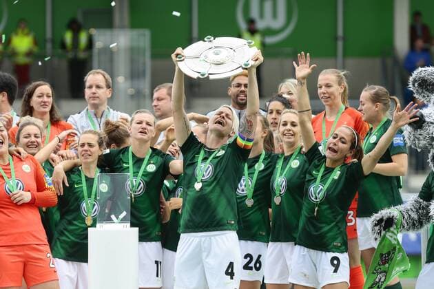 Sport Themen der Woche KW19 Sport Bilder des Tages VfL Wolfsburg feiert Meisterschaft, Meister, Meisterschale, Pokal, Siegerehrung, Nilla Fischer (VfL Wolfsburg, 4), 12.05.2019, Wolfsburg, Fussball, Allianz Frauen Bundesliga, VfL Wolfsburg - 1. FFC Turbine Potsdam, DFB DFL REGULATIONS PROHIBIT ANY USE OF PHOTOGRAPHS AS IMAGE SEQUENCES AND OR QUASI-VIDEO.