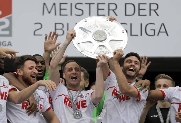 Sport Themen der Woche KW19 Sport Bilder des Tages Köln, RheinEnergieStadion, 12.05.19: Matthias Lehmann (L) und Jonas Hector (beide Köln) stemmen die Meisterschale der 2.Bundesliga in die Höhe, im Spiel der 2. Bundesliga zwischen 1.FC Köln vs. Jahn Regensburg in der Saison 2018 2019. DFL regulations prohibit any use of photographs as image sequences and or quasi-video.