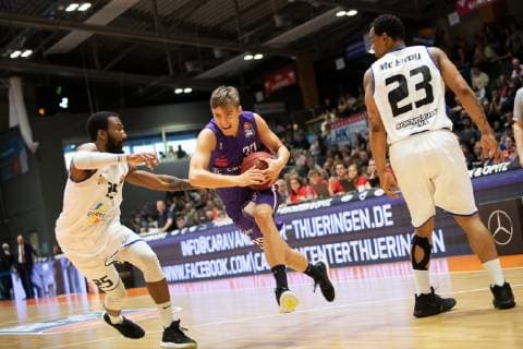 easycredit Basketball Bundesliga 33 4. Spieltag am 12.5.2019 zwischen Science City Jena und der BG Göttingen Mitte: Lennard Larysz (Göttingen) am Ball gegen links Dru Joyce (Jena) Sparkassen Arena Jena