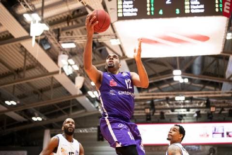 easycredit Basketball Bundesliga 33 4. Spieltag am 12.5.2019 zwischen Science City Jena und der BG Göttingen Mitte: Darius Carter (Göttingen) beim Korbleger. links Derrick Allen (Jena) rechts Immanuel McElroy (Jena) Sparkassen Arena Jena