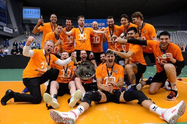 Sport Themen der Woche KW20 Sport Themen der Woche KW19 Sport Bilder des Tages 12.05.2019, ZF Arena, Friedrichshafen Volleyball, Bundesliga Männer Maenner, Play-offs, Finale 5. Spiel, VfB Friedrichshafen vs. Berlin Recycling Volleys Jubel Berlin mit Meisterschale