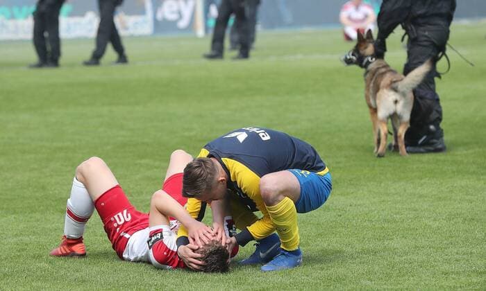 Sport Themen der Woche KW20 Sport Bilder des Tages Manuel Janzer (Eintracht Braunschweig) troestet Tim Kruse (FC Energie Cottbus) nach dem Abstieg der Cottbuser DFL REGULATIONS PROHIBIT ANY USE OF PHOTOGRAPHS AS IMAGE SEQUENCES AND OR QUASI-VIDEO.