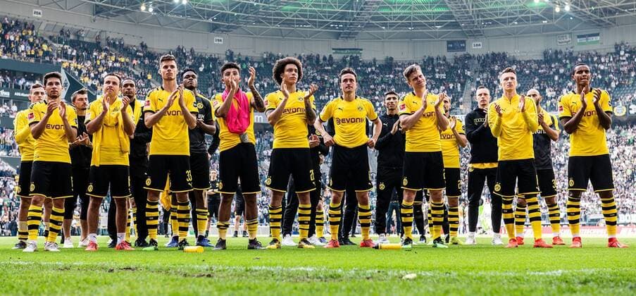 Sport Themen der Woche KW20 Sport Bilder des Tages 18.05.2019, xfux, Fussball 1.Bundesliga, Borussia Moenchengladbach - Borussia Dortmund, emspor, v.l. Spieler Borussia Dortmund jubeln jubelt nach Spielende. (DFL DFB REGULATIONS PROHIBIT ANY USE OF PHOTOGRAPHS as IMAGE SEQUENCES and or QUASI-VIDEO) Moenchengladbach