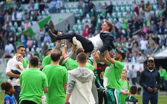 Sport Themen der Woche KW20 Sport Bilder des Tages VfL vs Augsburg, 1. BL Wolfsburg, 18.05.2019, FUßBALL - VfL Wolfsburg vs FC Augsburg,1. BL Saison 2018 19, Volkswagen Arena. Bild zeigt: Schlussjubel Cheftrainer Bruno Labbadia (VfL Wolfsburg) mit Mannschaft DFL REGULATIONS PROHIBIT ANY USE OF PHOTOGRAPHS AS IMAGE SEQUENCES AND OR QUASI-VIDEO. Wolfsburg