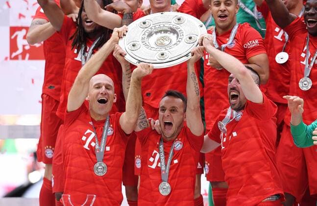 Sport Themen der Woche KW20 Sport Bilder des Tages FUSSBALL 1. BUNDESLIGA SAISON 2018 2019 34. SPIELTAG FC Bayern Muenchen - Eintracht Frankfurt 18.05.2019 Der FC Bayern feiert den Gewinn der 29. Deutschen Meisterschaft: Arjen Robben, Rafinha und Franck Ribery (v.li.) feiern mit der Meisterschale ----DFL regulations prohibit any use of photographs as image sequences and or quasi-video.----