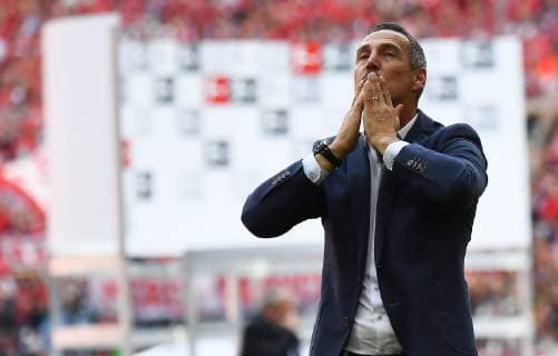 Sport Bilder des Tages 18.05.2019, xjhx, Fussball 1.Bundesliga, FC Bayern Muenchen - Eintracht Frankfurt emspor, v.l. Trainer Adolf Adi Huetter (Eintracht Frankfurt) bedankt bedanken sich bei den Fans (DFL DFB REGULATIONS PROHIBIT ANY USE OF PHOTOGRAPHS as IMAGE SEQUENCES and or QUASI-VIDEO) Muenchen