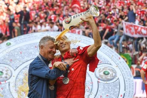 Arjen Robben (FC Bayern Muenchen 10) serviert sich und Co-Trainer Peter Hermann (FC Bayern Muenchen) eine Bierdusche, FC Bayern Muenchen - Eintracht Frankfurt, Bundesliga, 18.05.2019 DFL REGULATIONS PROHIBIT ANY USE OF PHOTOGRAPHS AS IMAGE SEQUENCES AND OR QUASI-VIDEO Muenchen Bayern Deutschland