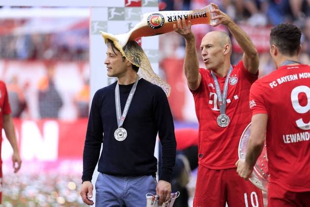 Sport Themen der Woche KW20 Sport Bilder des Tages KOVAC Nico Trainer Team FC Bayern Muenchen bei der Siegerehrung Deutscher Meister mit ROBBEN Arjen und der Bierdusche DFL Fussball Bundesliga Saison 2018-2019 Letzter Spieltag Bundesliga Saison 2018-2019 am 18. Mai 2019 in der Allianzarena DFL REGULATIONS PROHIBIT ANY USE OF PHOTOGRAPHS as IMAGE SEQUENCES and or QUASI-VIDEO