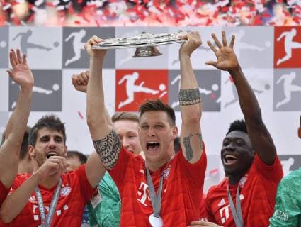 Jubel mit mit Schale Meisterschale Trophäe Niklas Süle FC Bayern München Meisterfeier nach Spielende FC Bayern München FCB vs Eintracht Frankfurt SGE 18.05.2019 DFL REGULATIONS PROHIBIT ANY USE OF PHOTOGRAPHS AS IMAGE SEQUENCES AND OR QUASI-VIDEO FC Bayern München FCB vs Eintracht Frankfurt SGE