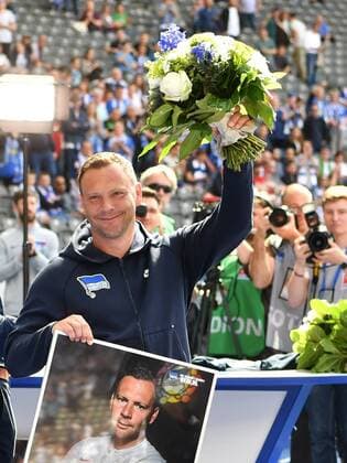 Sport Themen der Woche KW20 Sport Bilder des Tages Pal Dardai (Trainer Hertha BSC), bei der offiziellen Verabschiedung Hertha BSC Berlin - Bayer 04 Leverkusen 1. Bundesliga 2018 2019, 1. BL, 1. Bundesliga, DFL, Fußball, Fussball, soccer, Herren, Männer, Maenner, Deutschland, Germany Berlin, 18.5.2019, Olympiastadion DFL REGULATIONS PROHIBIT ANY USE OF PHOTOGRAPHS AS IMAGE SEQUENCES AND OR QUASI-VIDEO