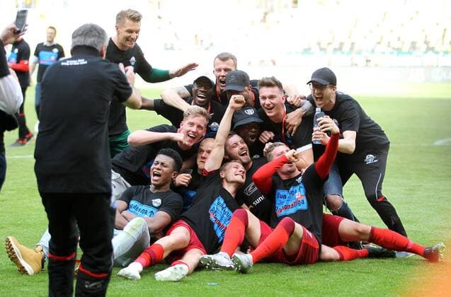 Sport Themen der Woche KW20 GER, 2.Bundesliga, SG Dynamo Dresden vs SC Paderborn 07 19.05.19, Dresden, DDV-Stadion, GER, Dresden, 2.Bundesliga, Saison 2018 2019, 34. Spieltag, SG Dynamo Dresden vs SC Paderborn 07 im Bild Paderborn steigt in die 1.Bundesliga auf Jubel Freude hier macht Marlon Ritter ein Selfie DFL regulations prohibit any use of photographs as image sequences and or quasi-video