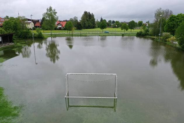 Sport Themen der Woche KW21 Sport Bilder des Tages 22.05.2019, Hochwasser in Schlingen bei Bad Wörishofen, Der komplette Sportplatz von Schlingen ist überflutet. Die Tore stehen mitten im Wasser.