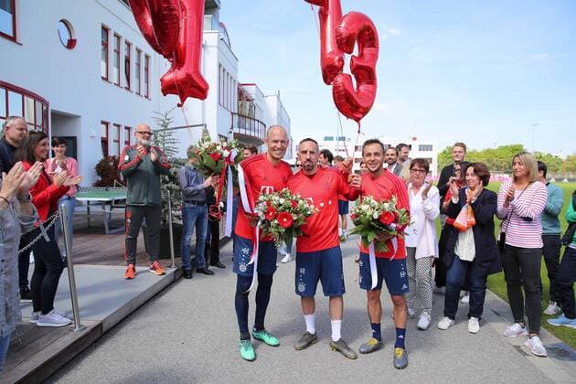 Sport Themen der Woche KW21 Poolfoto, HONORARFREIE NUTZUNG mit der Angabe CREDIT: FC Bayern München verwenden Fußball 1. Bundesliga Servus Arjen, Rafa und Franck am 23.05.2019 auf dem Trainingsgelände an der Säbener Straße in München Arjen Robben ( München ), links - Franck Ribery ( München ), mitte - Rafinha ( München ), rechts Im Anschluss an das Training haben sich die Mitarbeiter des FC Bayern München von den Spielern Arjen Robben, Rafinha und Franck Ribery verabschiedet. Mit einem Spalier, Beifall und Geschenken wurden die drei verdienten Spieler zum letzten Mal auf ihrem Weg vom Trainingsplatz in die Kabine begleitet.