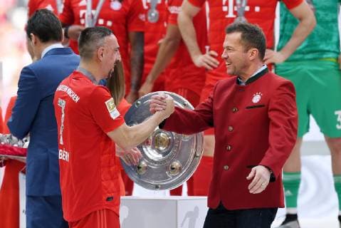 FUSSBALL 1. BUNDESLIGA SAISON 2018 2019 34. SPIELTAG FC Bayern Muenchen - Eintracht Frankfurt 18.05.2019 Der FC Bayern feiert den Gewinn der 29. Deutschen Meisterschaft: Siegerehrung, Lothas Matthaeus (re) gratuliert Trainer Franck Ribery (li) ----DFL regulations prohibit any use of photographs as image sequences and or quasi-video.----