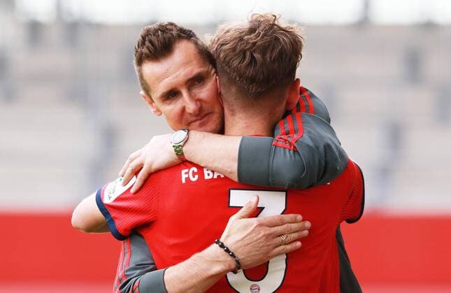 Sport Themen der Woche KW21 Sport Bilder des Tages FC Bayern BJ ist Meister der BJ-Bundesliga Süd Südwest. Hier Jubeln Trainer Miro Klose und sein Spieler Leon Fust Fussball FC Bayern Campus B-Junioren Bundesliga 25.05.2019 FC Bayern (BJ) - FC Ingolstadt 04 (BJ)