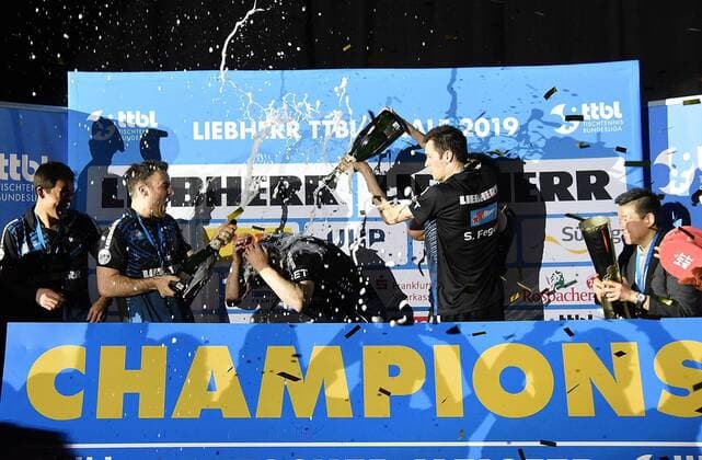 Sport Themen der Woche KW21 Sport Bilder des Tages 25.05.2019, xhbx, Tischtennis Bundesliga, TTF Liebherr Ochsenhausen - 1. FC Saarbrücken-TT emspor, v.l. Mannschaft Ochsenhausen feiert den Titel mit Pokal (DFL DFB REGULATIONS PROHIBIT ANY USE OF PHOTOGRAPHS as IMAGE SEQUENCES and or QUASI-VIDEO) Frankfurt