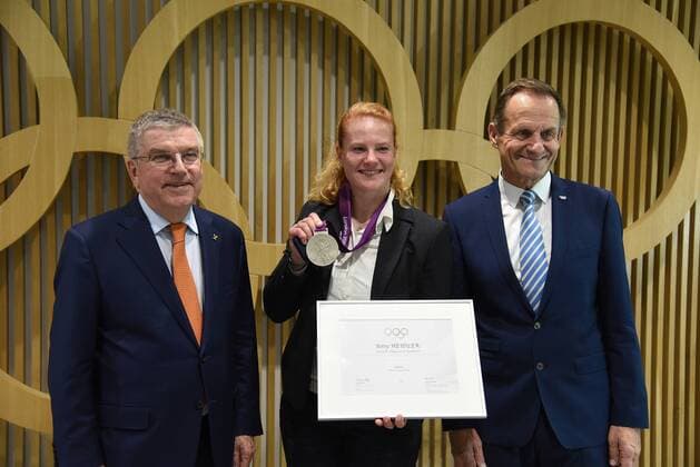 Sport Themen der Woche KW21 Sport Bilder des Tages 25.05.2019 Frankfurt am Main Feierstunde im Haus des Sports beim DOSB in Frankfurt Betty Heidler bekommt Silbermedaille von London 2012 Bild zeigt: Thomas Bach,Präsident des Internationalen Olympischen Komitees (IOC) Ex-Hammerwerferin Betty Heidler DOSB-Präsident Alfons Hörmann