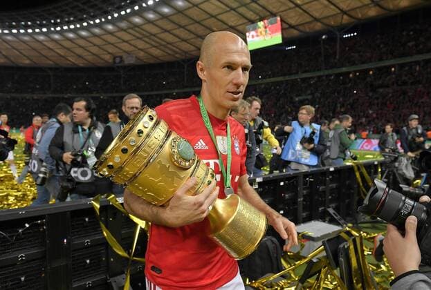Sport Themen der Woche KW21 Sport Bilder des Tages 25.05.2019, Fussball DFB-Pokalfinale 2019, RB Leipzig - FC Bayern München, im Olympiastadion Berlin, FC Bayern München feiert den Gewinn des DFB Pokal, Arjen Robben (Bayern München) mit Pokal