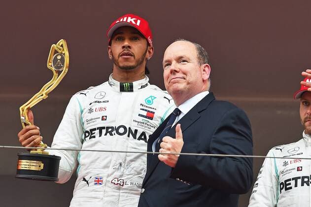 Sport Themen der Woche KW21 26.05.2019, xekx, Formel 1 FIA, 2019 Monaco Grand Prix - Rennen emspor, Albert II. Prinz von Monaco beglückwünscht Sieger Lewis Hamilton (Mercedes-AMG Petronas) (DFL DFB REGULATIONS PROHIBIT ANY USE OF PHOTOGRAPHS as IMAGE SEQUENCES and or QUASI-VIDEO) Monte Carlo
