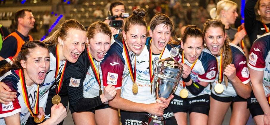 Sport Themen der Woche KW21 Sport Bilder des Tages Thueringer HC - SG BBM Bietigheim Sieger des OLYMP FINAL4 DHB Pokal 2019 - hier Mannschaft mit Pokal beim Spiel des DHB-Pokal Olymp FINAL4 Thueringer HC - SG BBM Bietigheim. Stuttgart. 26.05.19 Handball DHB-Pokal , Stuttgart Baden Wuerttemberg Deutschland Porsche Arena