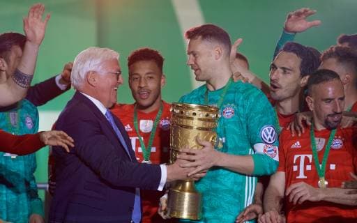 Fussball DFB Olympiastadion Berlin 25.05.2019 DFB POKALFINALE RB LEIPZIG geg FC BAYERN MÜNCHEN 0 : 3 POKALUEBERGABE durch Bundespräsident Frank Walter STEINMEIER Vlnr Robert LEWANDOWSKI 9 FCB THIAGO Alcantara FCB Niklas SUELE ( SÜLE ) 4 FCB Bundespräsident Frank Walter STEINMEIER TW Manuel NEUER 1 FCB Mads HUMMELS 5 FCB