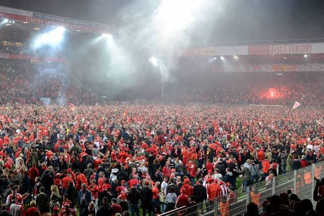 Sport Themen der Woche KW22 Sport Bilder des Tages Platzsturm, die Ordner haben die Tore geöffnet, die Fans feiern gemeinsam den Aufstieg von Union Berlin in die Bundesliga, 27.05.2019, Berlin, Fussball, Relegation zur Bundesliga, 1. FC Union Berlin - VfB Stuttgart, DFB DFL REGULATIONS PROHIBIT ANY USE OF PHOTOGRAPHS AS IMAGE SEQUENCES AND OR QUASI-VIDEO.