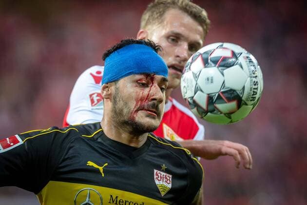 Sport Themen der Woche KW22 Sport Bilder des Tages Fussball Berlin 27.05.2019 Saison 2018 2019 Relegation zur 1. Bundesliag Relegationsspiel 1. FC Union Berlin - VFB Stuttgart 0:0 Ozan Kabak (18, vo.) verletzung Sebastian Andersson (Union, No.10)