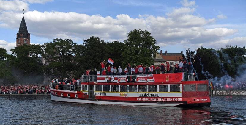 Sport Themen der Woche KW22 Fussball, Herren, Saison 2018 2019, 2. Bundesliga, 1. FC Union Berlin, Feierlichkeiten zwei Tage nach dem Aufstieg in die 1. Bundesliga, Fahrt mit dem Dampfer Viktoria von der East Side Gallery in Friedrichshain zum Luisenhain in der Köpenicker Altstadt, im Bild: Ankunft in der Altstadt Köpenick, Tausende Fans stehen am Ufer, 29.05. 2019, Copyright: xMatthiasxKochx