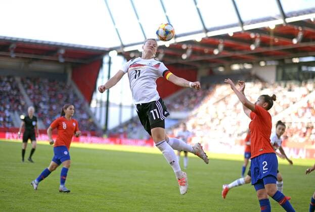 Sport Themen der Woche KW22 Sport Bilder des Tages 30.05.2019, Fussball Frauen-Nationalmannschaft, Freundschaftsspiel, Deutschland - Chile, in der Continental-Arena Regensburg, Alexandra Popp (Deutschland) steigt zum Kopfball hoch.