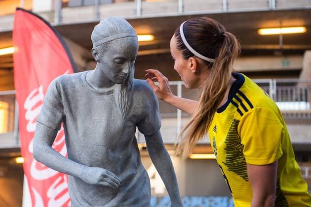 Sport Themen der Woche KW22 190531 Kosovare Asllani of Sweden next to a statue of herself after the women?s International Friendly, Länderspiel, Nationalmannschaft football match between Sweden and South Korea on May 31, 2019 in Göteborg. Copyright: SIMONxHASTEGARD BB190531SH073
