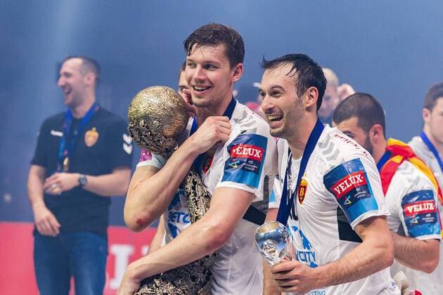 Sport Themen der Woche KW22 Sport Bilder des Tages Köln, Deutschland 02. Juni 2019: Handball - EHF CL Finale - HC Vardar Skopje vs. Telekom Veszprem Christian Dissinger (HC Vardar), Igor Karacic (HC Vardar) mit dem Pokal Köln Lanxess Arena Deutschland