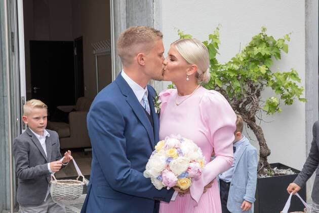 Sport Themen der Woche KW23 Sport Bilder des Tages Das Brautpaar kommt von der Trauung und kuessen sich, Hochzeit von Philipp Max und Annabell-Lee Finger, FC Augsburg, Fussball, 1.Bundesliga, 06.06.2019 Augsburg Bayern Deutschland