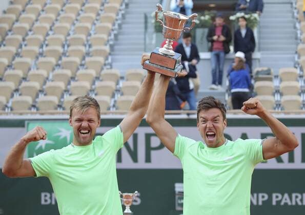 Sport Themen der Woche KW23 Sport Bilder des Tages Andreas Mies und Kevin Krawietz mit dem Pokal,Trophäe, Doppel Finale, Endspiel, Siegerehrung, Praesentation Copyright: xJuergenxHasenkopfx