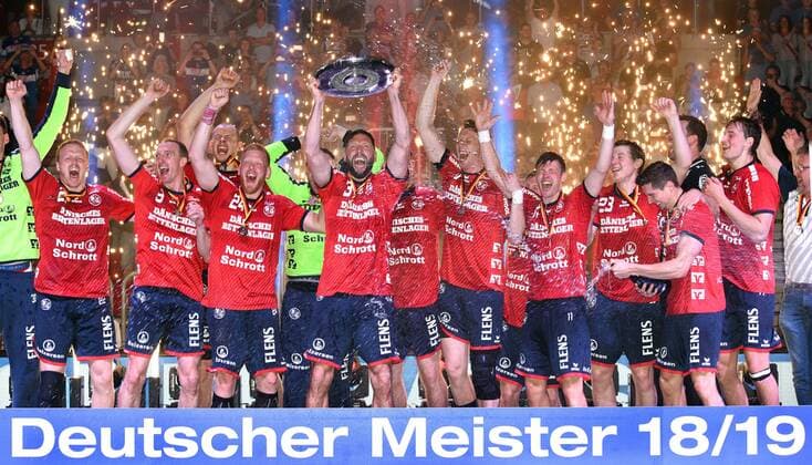 Sport Themen der Woche KW23 Sport Bilder des Tages Handball-Bundesliga: Bergischer HC - SG Flensburg-Handewitt 09.06.2019. Meistermannschaft SG Flensburg-Handewitt mit der Meisterschale. Der Mannschaftskapitän Tobias Karlsson präsentiert die Meisterschale.